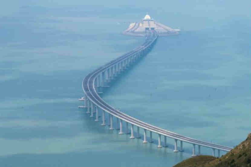 अबब! चीनच्या समुद्रावर जगातल्या सर्वात मोठ्या पुलाची बांधणी