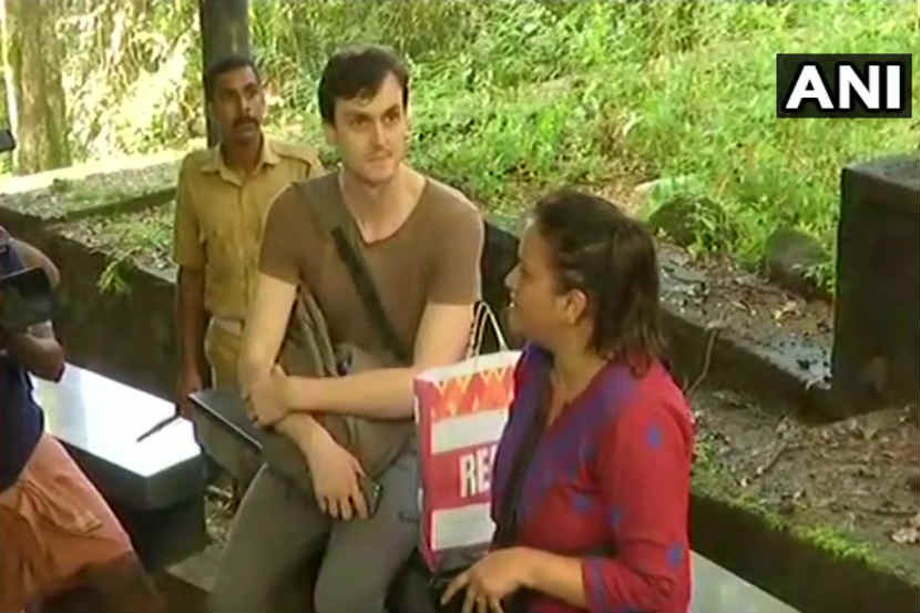 न्यूयॉर्क टाइम्सच्या पत्रकारांना शबरीमाला मंदिरात जाण्यापासून आंदोलकांनी रोखले.