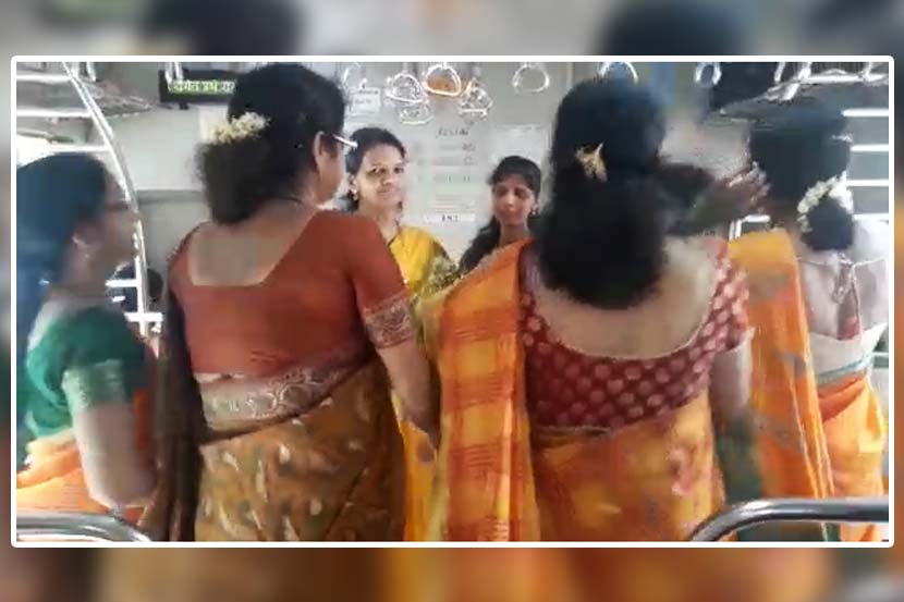 Video : मुंबई लोकलमध्ये असा रंगला वर्किंग वूमनचा गरबा