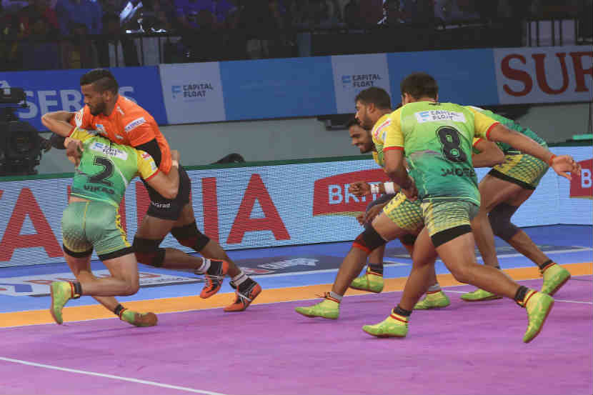 सिद्धार्थ देसाईची पकड करताना पाटण्याचे खेळाडू
