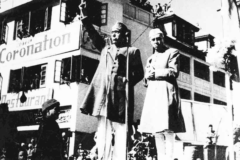 श्रीनगरच्या लालचौकात १९४७ च्या नोव्हेंबरमध्ये भाषण करताना शेख अब्दुल्ला, सोबत पं. जवाहरलाल नेहरू. (छायाचित्र : एक्स्प्रेस वृत्तसमूहाच्या संग्रहातून)