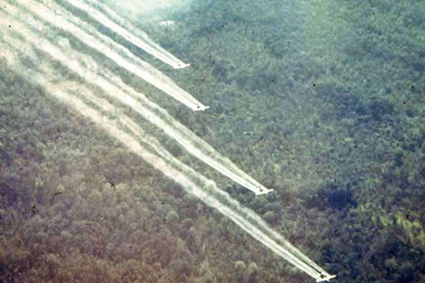 व्हिएतनामच्या जंगलांवर विमानातून ‘एजंट ऑरेंज’ची फवारणी