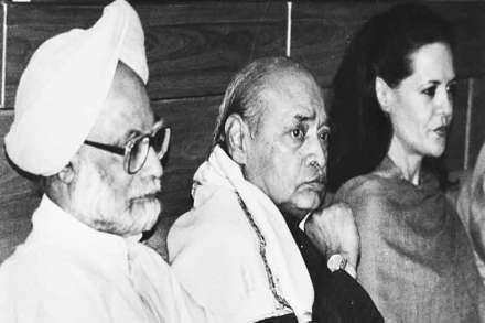 दिवाळखोरीच्या उंबरठय़ावरील अर्थव्यवस्था सावरणारे अर्थमंत्री डॉ. मनमोहन सिंग व पंतप्रधान नरसिंह राव.