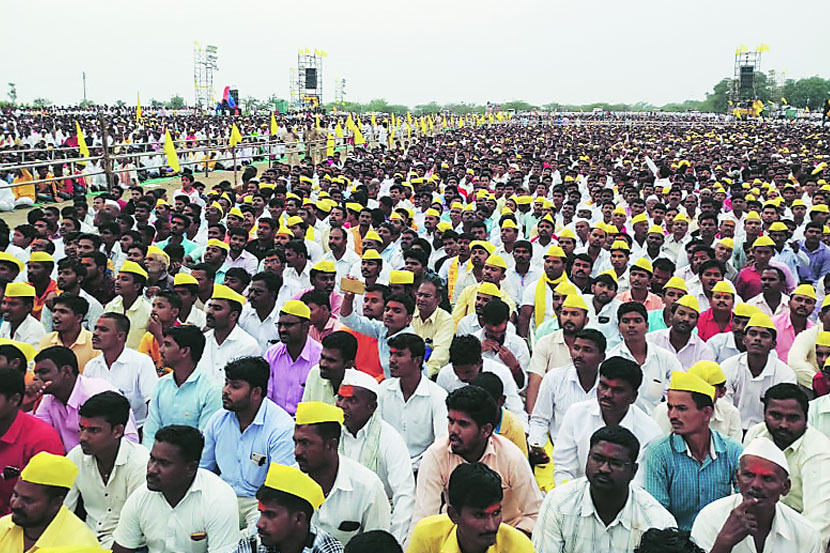 आरेवाडीच्या बिरोबा बनात गोपीचंद पडळकर यांच्या मेळाव्यास जमलेली गर्दी.