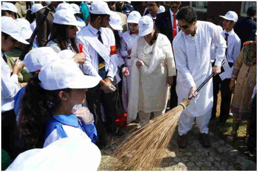 पाकिस्तानचे पंतप्रधान इम्रान खान यांनी क्लिन अँड ग्रीन पाकिस्तान इनिशिएटिव्हची सुरुवात केली आहे. येत्या ५ वर्षांत पाकिस्तान यूरोपपेक्षा अधिक स्वच्छ करण्याची शपथ घेत असल्याचे त्यांनी यावेळी म्हटले आहे.