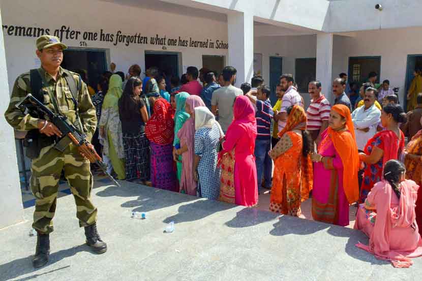 काश्मीर खोऱ्यात सोमवारी स्थानिक स्वराज्य संस्था निवडणुकांच्या पहिल्या टप्प्यात केवळ ८.३ टक्के मतदानाची नोंद झाली,