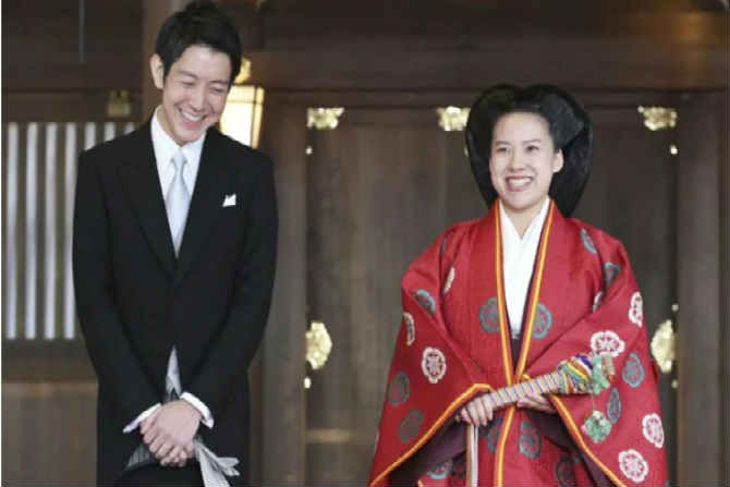 जपानच्या राजघराण्यातील नियमाप्रमाणे जर राजकन्येनं एखाद्या सामान्य व्यक्तीशी विवाह केला तर ती लग्नानंतर राजघराण्याची सदस्य राहत नाही. 