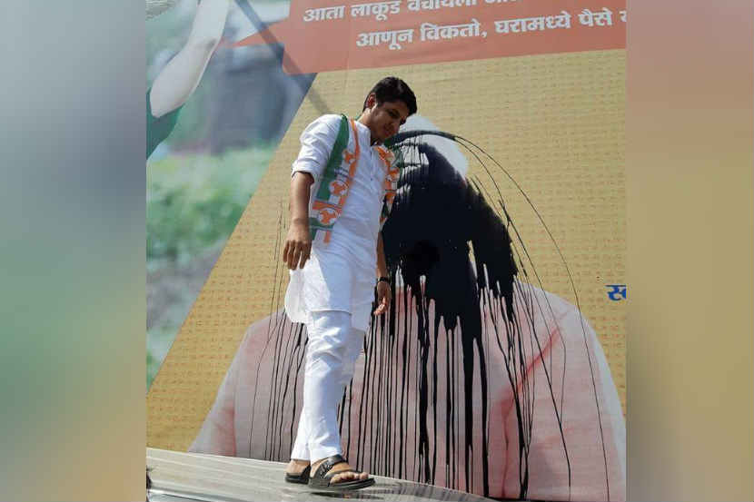महाराष्ट्र युवक काँग्रेस अध्यक्षांनी नरेंद्र मोदींच्या पोस्टरला फासले काळे