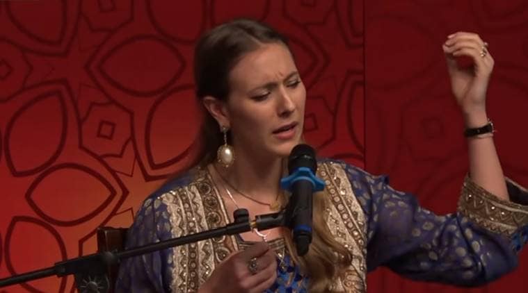 Viral Video : ब्रिटीश गायिकेनं गायलेलं हिंदी गाणं एकदा ऐकाच!
