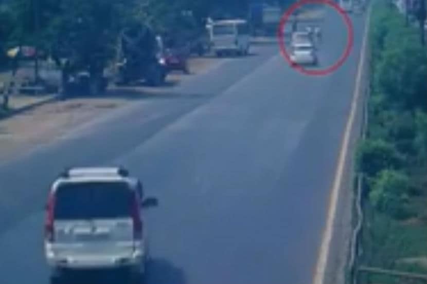 Video: भरधाव कारने वाहतूक पोलिसाला उडवले