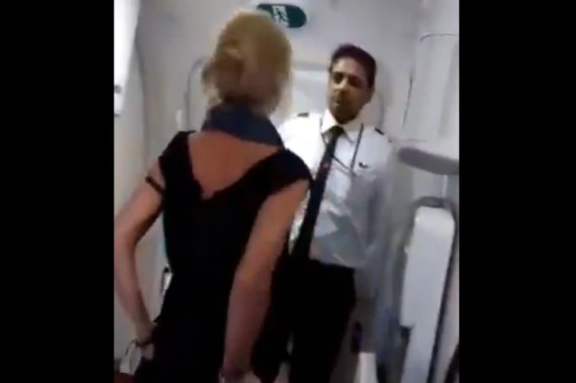 Video : दारू न दिल्याने एअर इंडियाच्या विमानात महिलेचा धिंगाणा, कर्मचाऱ्यांना शिवीगाळ