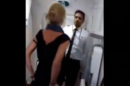 Video : दारू न दिल्याने एअर इंडियाच्या विमानात महिलेचा धिंगाणा, कर्मचाऱ्यांना शिवीगाळ