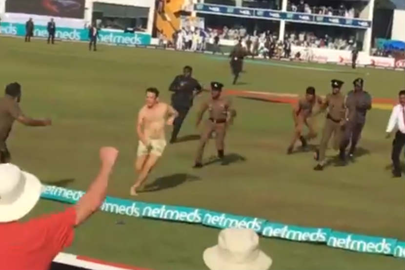 Video : भर मैदानात तो कपडे काढून पळत सुटला आणि…