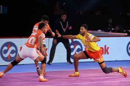 Pro Kabaddi Season 6 : चढाईपटूंची खराब कामगिरी पुण्याला भोवली, गुजरातचा विजय