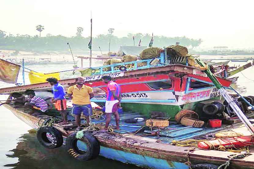 मालवाहू बोटीने दिलेल्या धडकेत मच्छीमार नौकेचे मोठे नुकसान झाले.