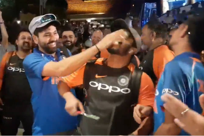 Video : टीम इंडियाचं जोरदार सेलिब्रेशन, या खेळाडूच्या चेहऱ्यावर फासला केक