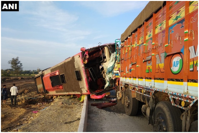 कर्नाटकातील हुबळीजवळ खासगी बस आणि ट्रकमध्ये झालेल्या भीषण अपघातात ६ ठार तर १० जण गंभीर जखमी झाले आहेत. 