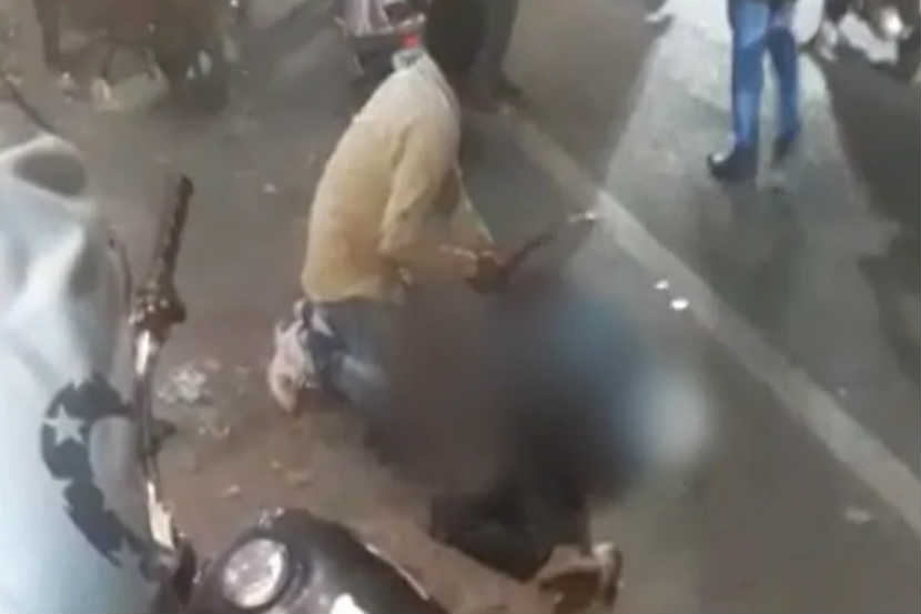 धक्कादायक! वर्दळीच्या रस्त्यावर सर्वांसमक्ष सुऱ्याने भोसकून हत्या