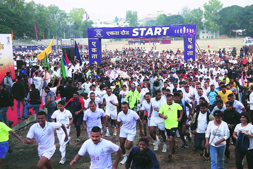 लोहपुरुष सरदार वल्लभभाई पटेल यांच्या जयंतीनिमित्त राष्ट्रीय एकात्मतेचा संदेश देण्यासाठी शहर पोलीस आयुक्तालयाच्या वतीने बुधवारी आयोजित ‘एकता दौड’मध्ये नाशिककरांनी मोठय़ा प्रमाणावर सहभाग घेतला. 