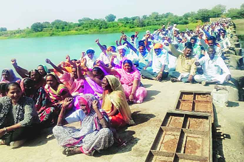 गोदावरी नदीपात्रातील बंधाऱ्याच्या फळ्या काढण्यास जलसंपदा विभागाने सुरुवात केल्याने त्याला विरोध करण्यात येत आहे. नाऊ र येथील बंधाऱ्यावर महिलांसह गावकऱ्यांनी ठिय्या आंदोलन सुरु केले असून जलसमाधी घेण्याचा इशारा दिला आहे.