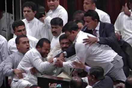 श्रीलंकेच्या संसदेत राडा! खासदारांमध्ये तुंबळ हाणामारी