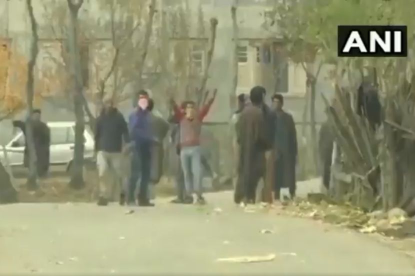 जम्मू-काश्मीर : 2 दहशतवाद्यांच्या खात्म्यानंतर मीडिया आणि सुरक्षादलावर दगडफेक