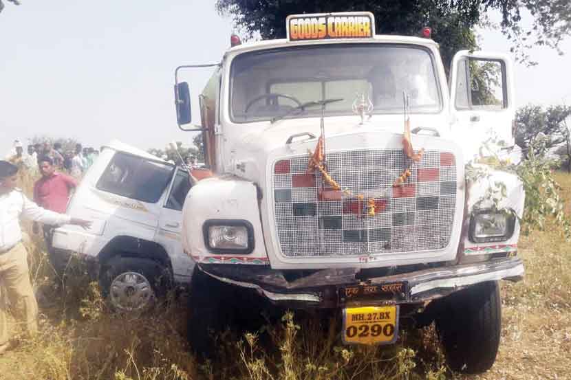 अपघातग्रस्त ट्रक आणि तहसीलदारांचे वाहन