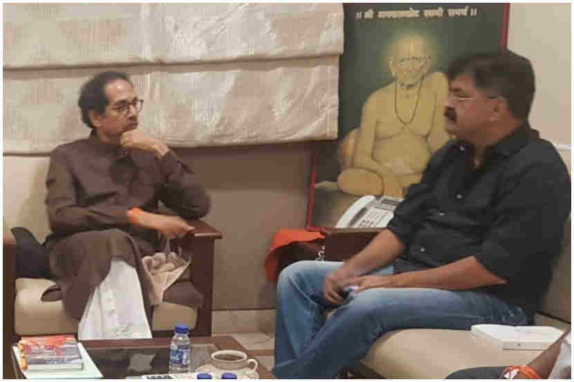 राष्ट्रवादी काँग्रेसचे नेते माजी मंत्री जितेंद्र आव्हाड यांनी शिवसेना पक्षप्रमुख उद्धव ठाकरे यांची 'मातोश्री'वर जाऊन भेट घेतली. 