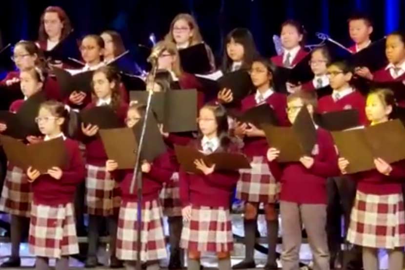 Video : कॅनडात ख्रिसमस कॉन्सर्टमध्ये चिमुकल्यांनी गायले चक्क हे हिंदी भजन