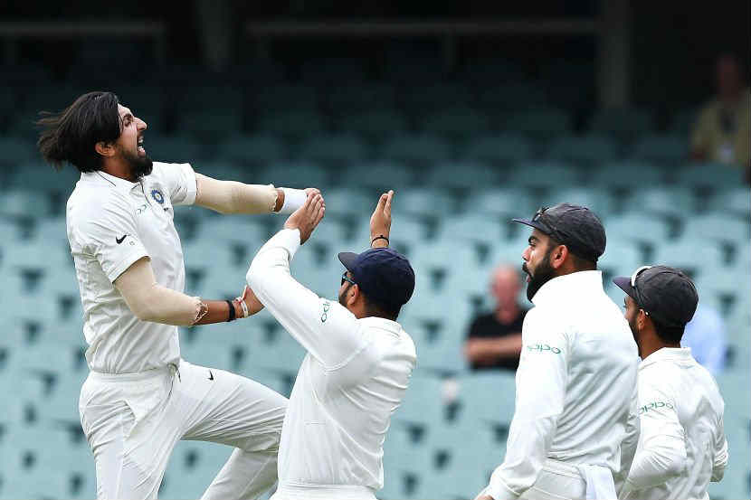 दुसऱ्या दिवशीच्या खेळादरम्यान इशांत शर्मा व भारतीय संघ