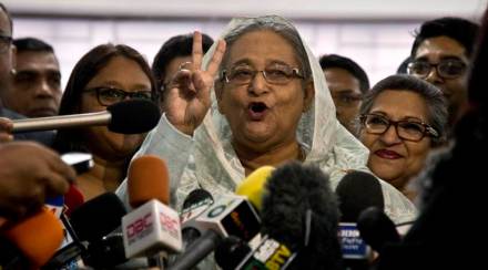 बांगलादेशाच्या शेख हसीना यांचा पक्ष अवामी लीगने सर्वसाधारण निवडणुकीत मोठे यश मिळवले आहे. (AP Photo/Anupam Nath)