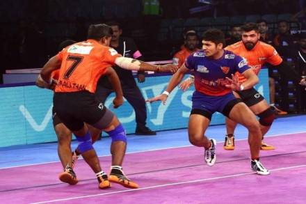 Pro Kabaddi Season 6 : यू मुम्बाचा अष्टपैलू खेळ, दबंग दिल्लीचा धुव्वा