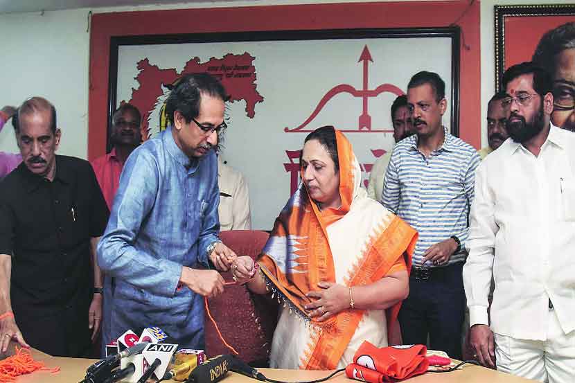 निवेदिता माने यांनी शिवसेना पक्षप्रमुख उद्धव ठाकरे यांच्या उपस्थितीत मुंबईत शिवबंधन बांधले
