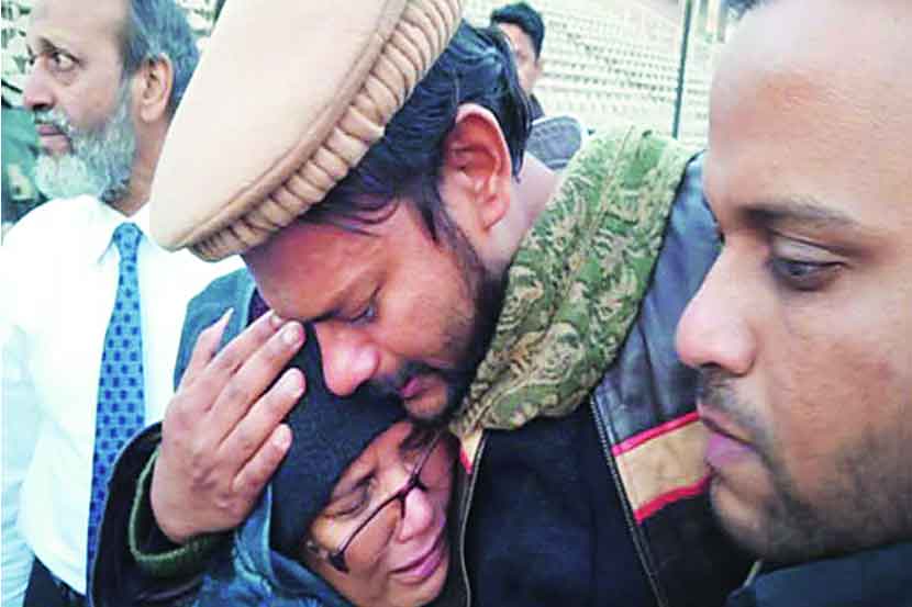 हमीद निहाल अन्सारी याचे अटारी सीमेवर कुटुंबीयांनी स्वागत केले.