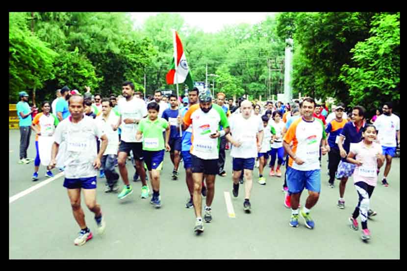 उपराजधानीत धावण्याचा व्यायाम करताना ऑरेंजसिटी रनर्स ग्रुपचे सदस्य.