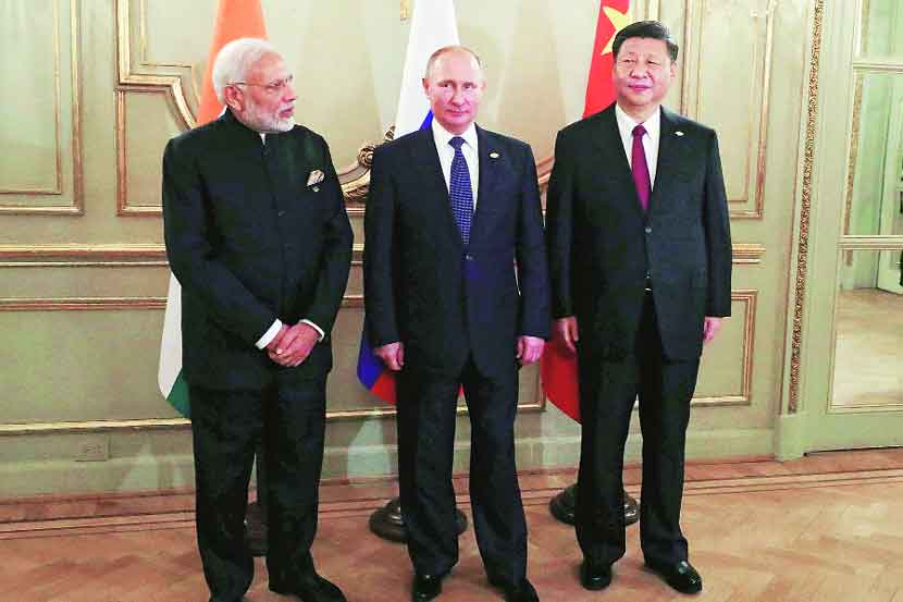 पंतप्रधान नरेंद्र मोदी, चीनचे अध्यक्ष क्षी जिनपिंग तसेच रशियाचे अध्यक्ष व्लादिमीर पुतिन यांच्यात जी-२० परिषदेत चर्चा झाली.