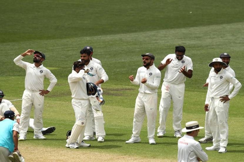 ऑस्ट्रेलियाची विकेट गेल्यानंतर आनंद साजरा करणारा विराट कोहली