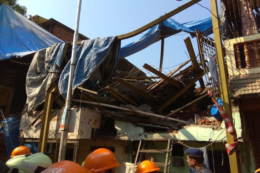 गोरेगावमध्ये निर्माणाधीन दुमजली इमारत कोसळली, तिघांचा मृत्यू; 7 जखमी