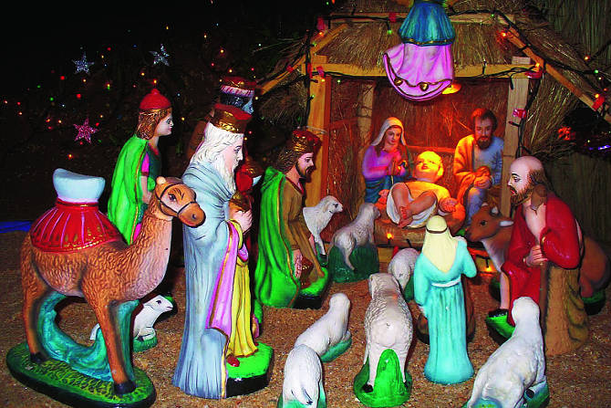 येशू ख्रिस्ताचा जन्म आनंदात साजरा करण्यासाठी ख्रिश्चन धर्मीय घरोघरी रोषणाई करतात.