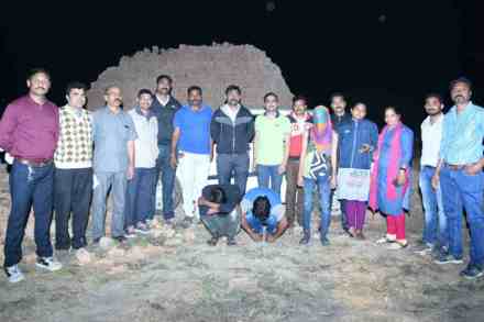  मागच्या सीट काढून तिथे एक छोटा बेडच तयार करण्यात आला होता. 