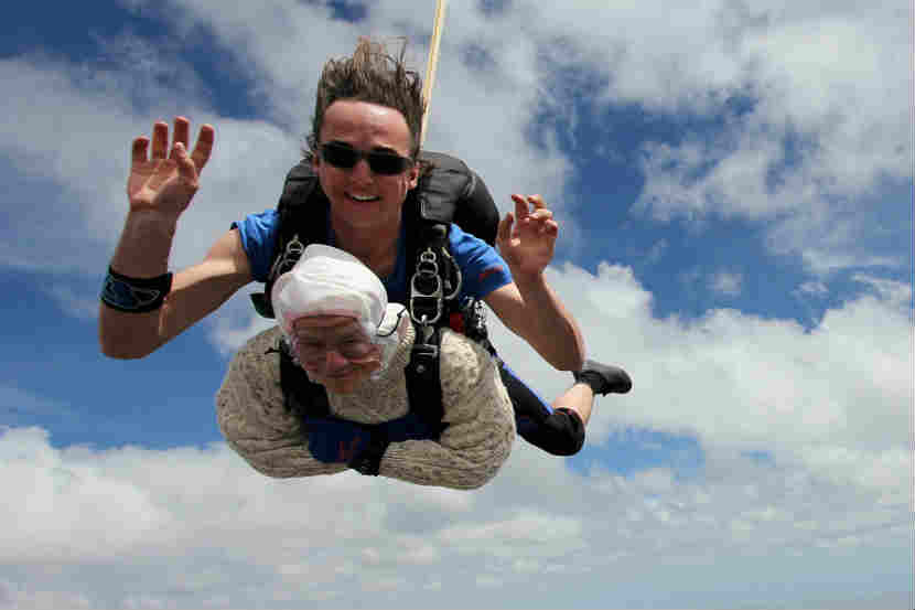 अबब..! १०२ वर्षांच्या आजीबार्इंची १४,००० फुटांवरून स्कायडाइव्हिंग