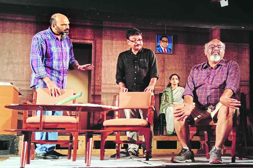 महाराष्ट्र कल्चरल सेंटरने पुलंचे ‘एक झुंज वाऱ्याशी’ हे नाटक रंगमंचावर आणले आहे. 