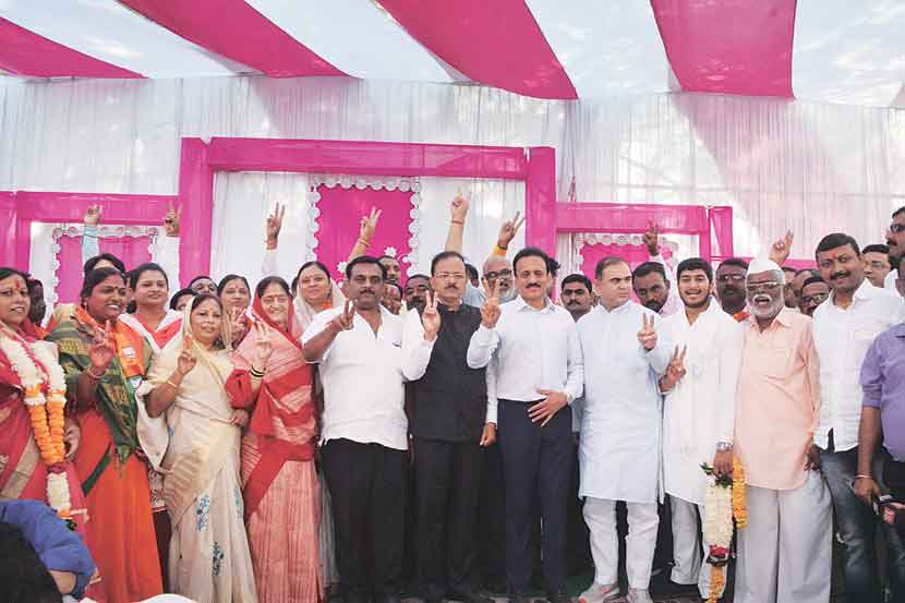 धुळे महापालिका निवडणुकीतील भाजपच्या विजयानंतर जलसंपदा मंत्री गिरीश महाजन, संरक्षण राज्यमंत्री डॉ. सुभाष भामरे, पर्यटन मंत्री जयकुमार रावल जल्लोष करताना. (छाया- विजय चौधरी)