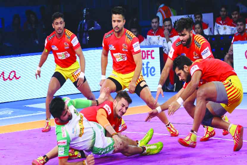 गुजरात फॉच्र्युनजायंट्स संघाने अटीतटीच्या लढतीत पाटणा पायरेट्सवर ३७-२९ असा विजय साकारला. 