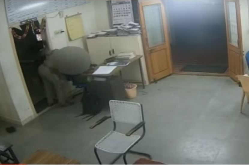 CCTV : पोलीस ठाण्यातच महिला कॉन्स्टेबलचा बळजबरी किस