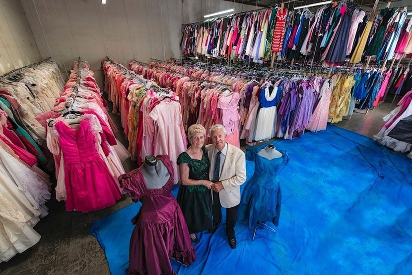 अबब ! एकच ड्रेस पुन्हा घालावा लागू नये म्हणून पत्नीसाठी विकत घेतले 55 हजार ड्रेस