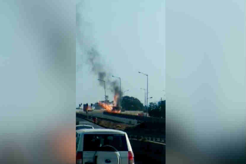मुंबई अहमदाबाद महामार्गावर सीएनजी टँकरला आग