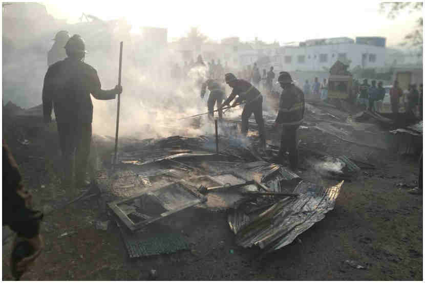 पुण्यातील बिबवेवाडी येथील ओंकार नगर येथे मसाला तयार करणाऱ्या कारखान्यामध्ये आग लागली.