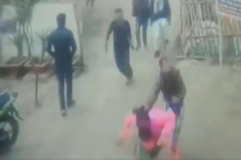 Video : बिहारमध्ये गुंडाराज, महिलेला टोळक्याची भरदिवसा मारहाण