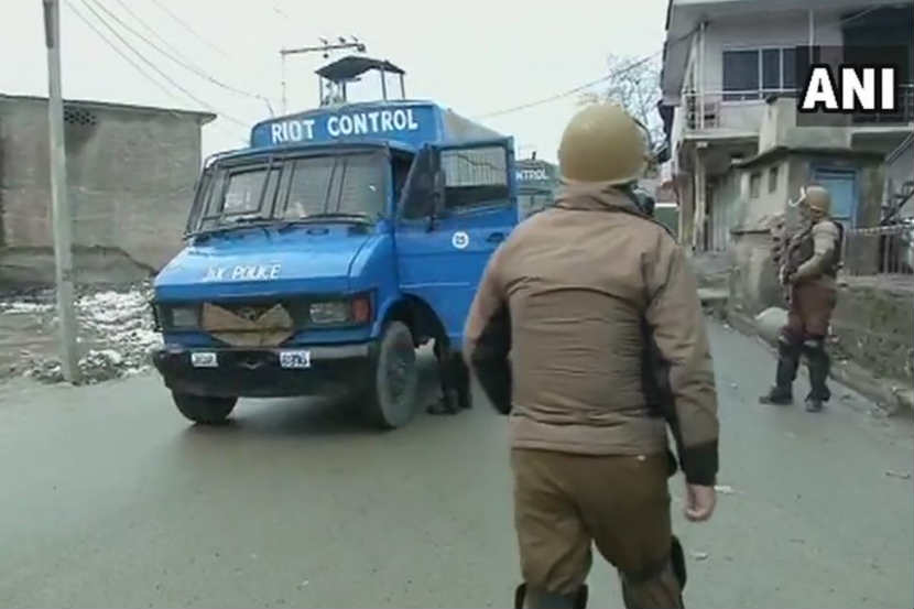 श्रीनगरजवळील खोनमोह येथे दहशतवादी लपून बसल्याची माहिती सुरक्षा दलांना मिळाली होती. 